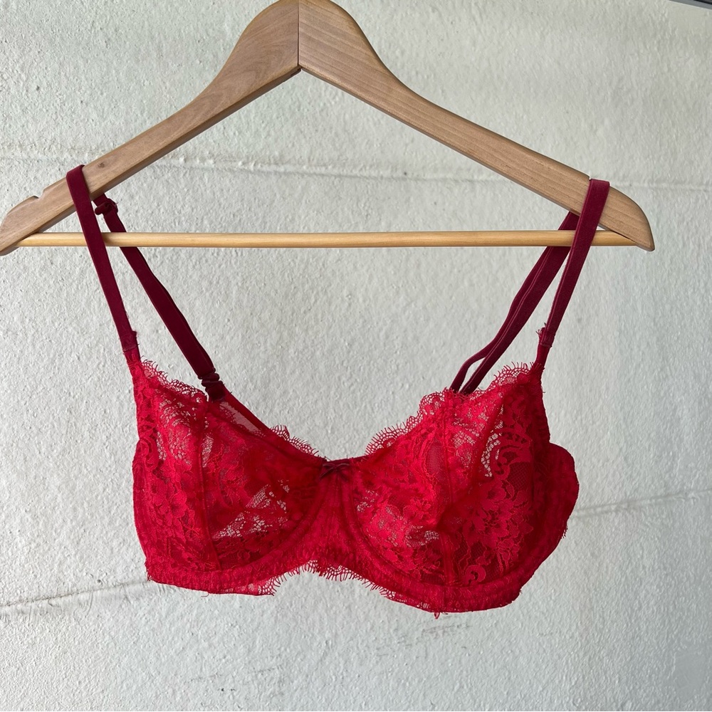 Victorias Secret Dream Angels Lightly Lined Lace Push-up Bra in Red